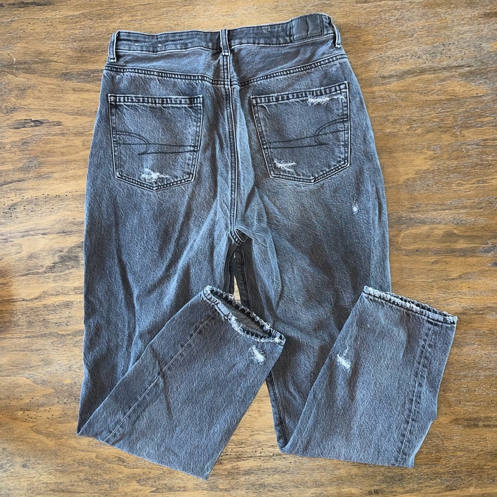 Like new! American Eagle High Rise Mom Jeans. Size 8. - Picture 2 of 6